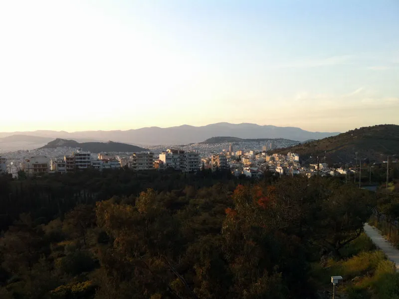 Ο Βύρωνας από την πεζογέφυρα του Καρέα
