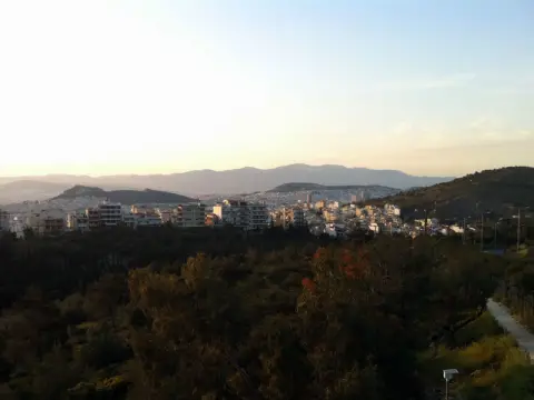 Ο Βύρωνας από την πεζογέφυρα του Καρέα