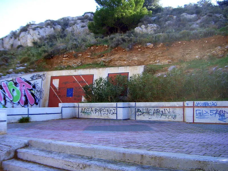 Πλατεία επί της οδού Ηρακλέους
