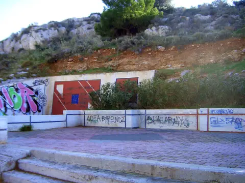 Πλατεία επί της οδού Ηρακλέους