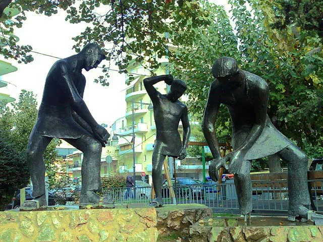 Μνημείο εργασίας (Αγαλματάκια)