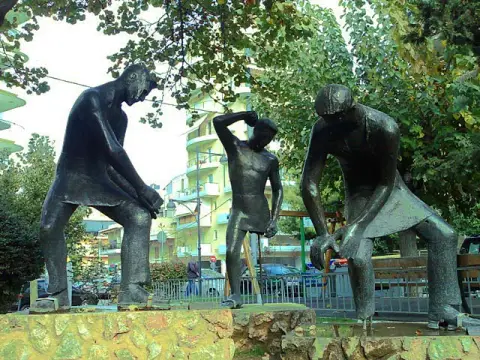 Μνημείο εργασίας (Αγαλματάκια)