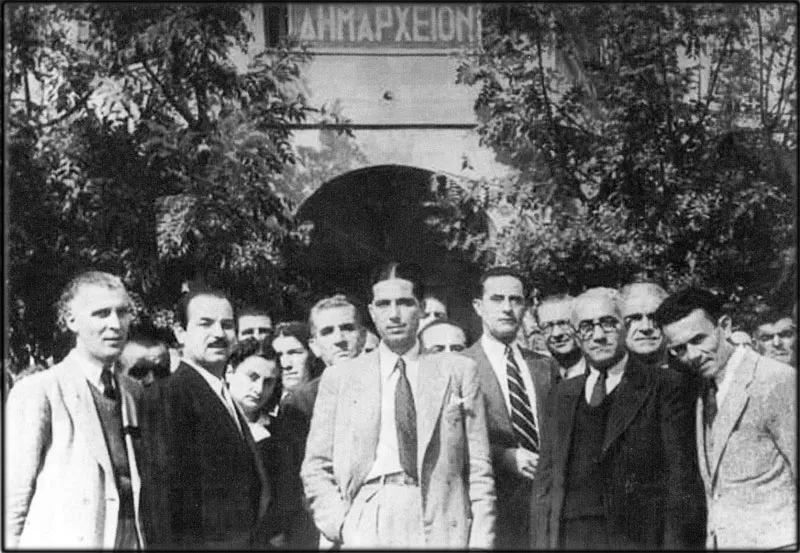 Έξω από το παλιό Δημαρχείο
