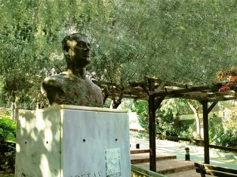 Προτομή του Κώστα Καραγιώργη