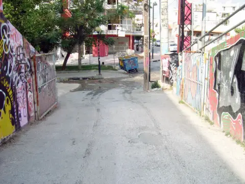 Είσοδος σχολικού συγκροτήματος Ταταούλων